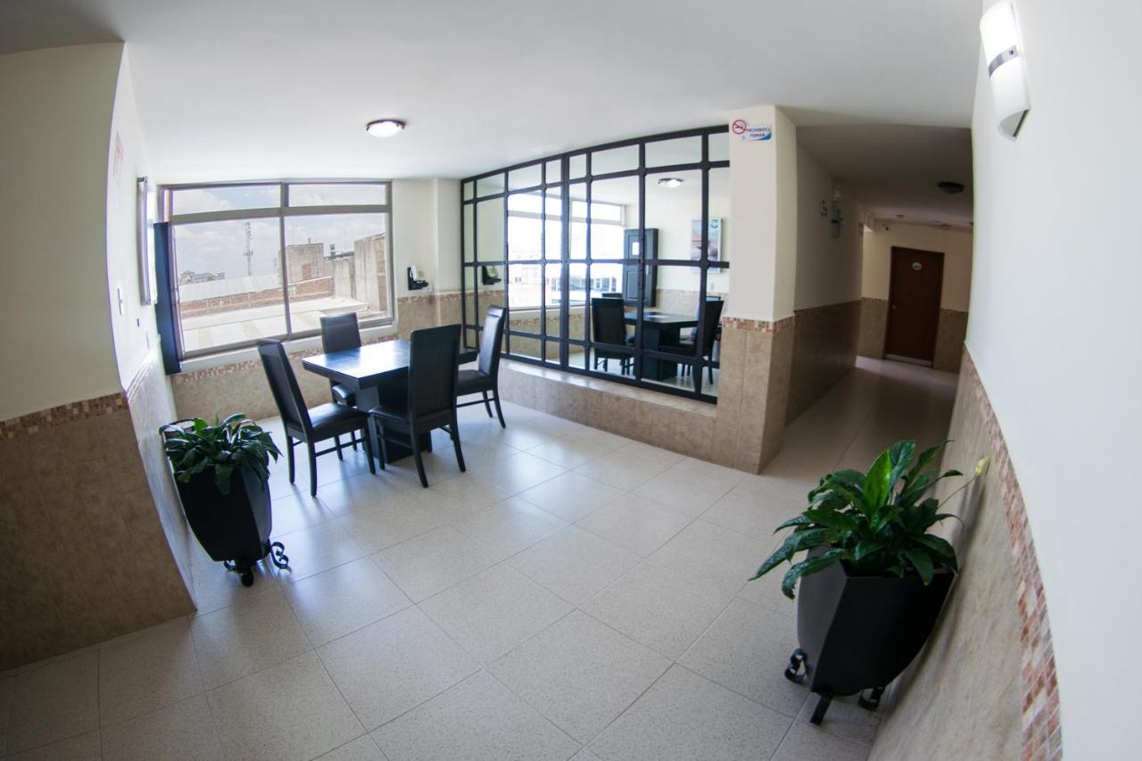 Hotel Niza Zona Piel León Buitenkant foto