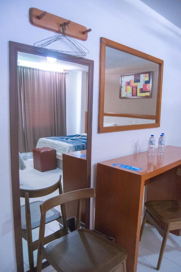 Hotel Niza Zona Piel León Buitenkant foto