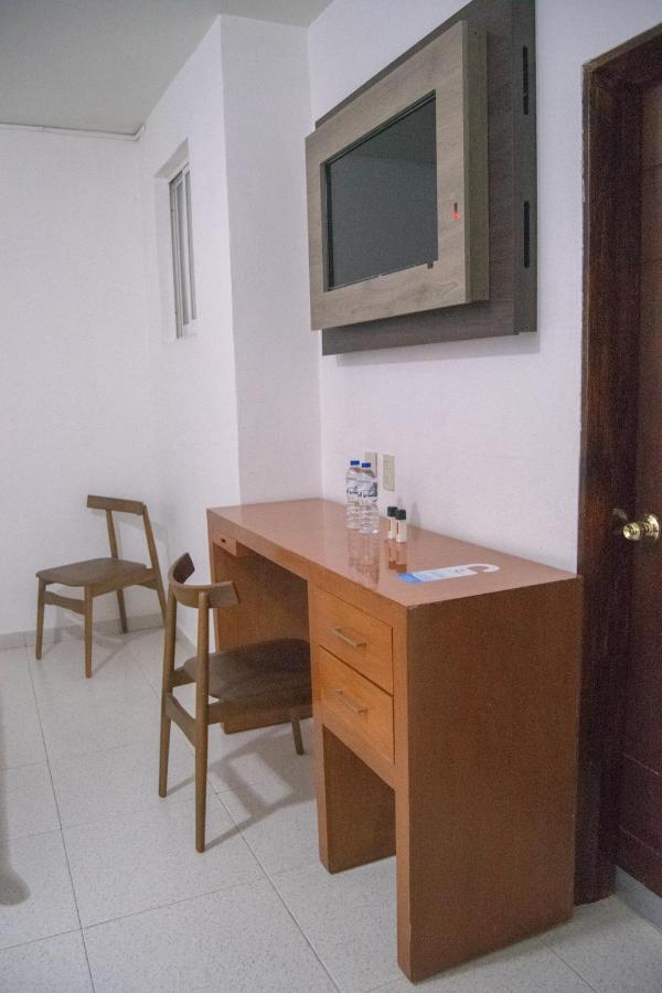 Hotel Niza Zona Piel León Buitenkant foto