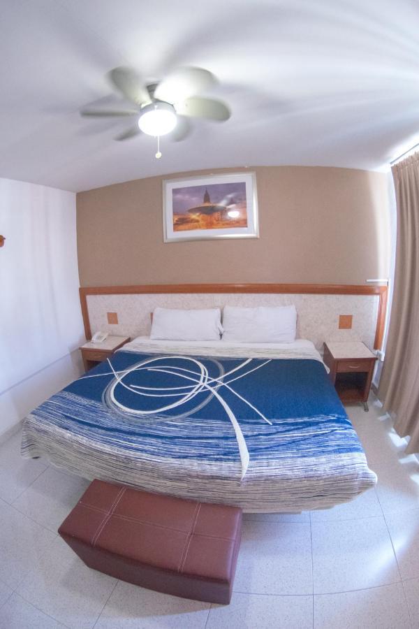 Hotel Niza Zona Piel León Buitenkant foto