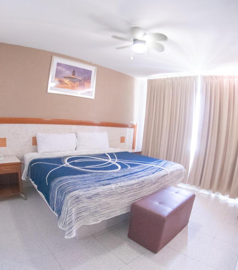 Hotel Niza Zona Piel León Buitenkant foto