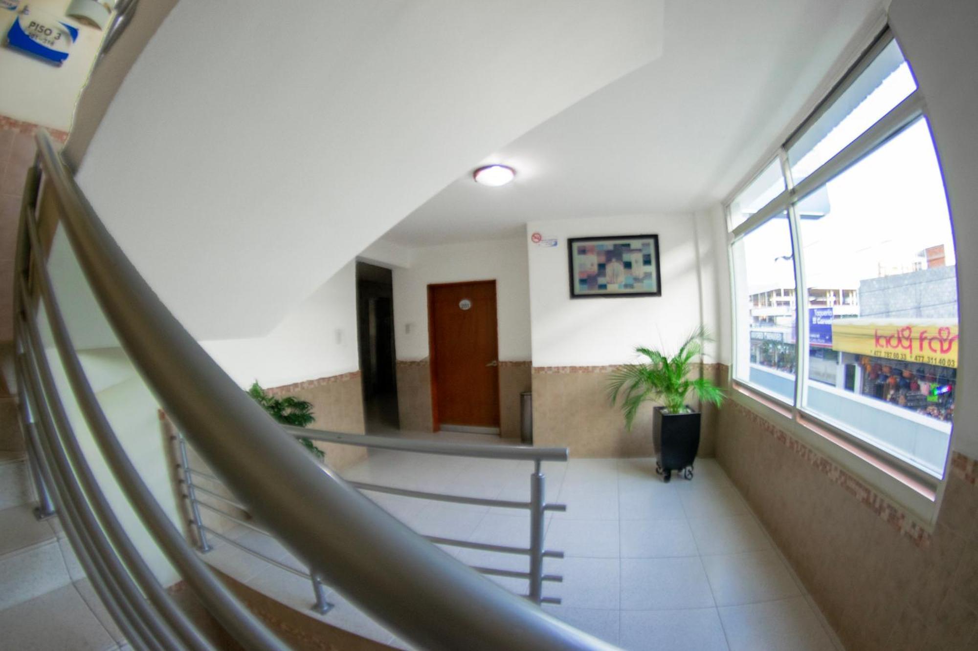 Hotel Niza Zona Piel León Buitenkant foto